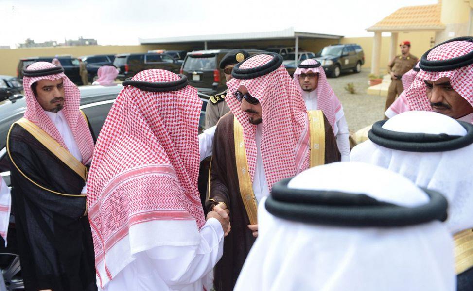 بالفيديو والصور.. أمير عسير يواسي ذوي الفقيد الشهري المرافق الشخصي للأمير الراحل منصور بن مقرن