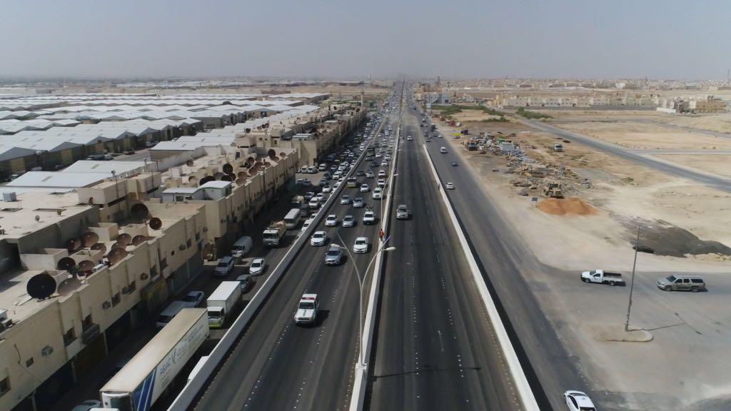 بالصور.. أمانة الرياض تعلن فتح الحركة المرورية على جسر تقاطع طريق الحائر مع طريق عرفات