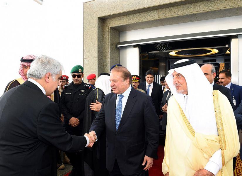 رئيس وزراء باكستان يصل جدة