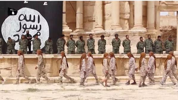 بالصور.. تنظيم داعش يبث مقطع لإعدام عشرات الجنود السوريين على يد فتية بالصور.. تنظيم داعش يبث مقطع لإعدام عشرات الجنود السوريين على يد فتية
