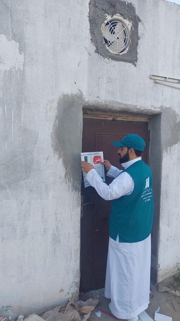 ضبط عمالة مخالفة زورت صلاحية 115 ألف منتج غذائي ومستحضر تجميلي 