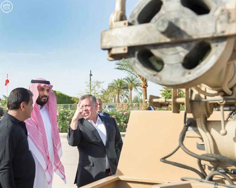 ولي ولي العهد وملك الأردن يطلعان على آليات عسكرية حديثة من إنتاج وتطوير الأردن‎