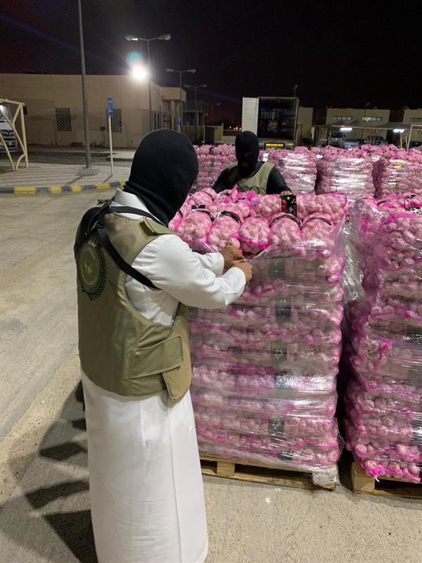 شاهد.. إحباط محاولة تهريب أكثر من 11 مليون قرص إمفيتامين مخدر مخبأة داخل شحنة شاهد.. إحباط محاولة تهريب أكثر من 11 مليون قرص إمفيتامين مخدر مخبأة داخل شحنة