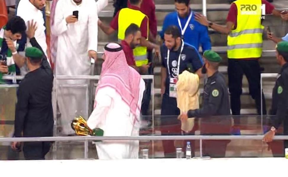 شاهد.. خادم الحرمين يتوج الهلال بكأس الملك