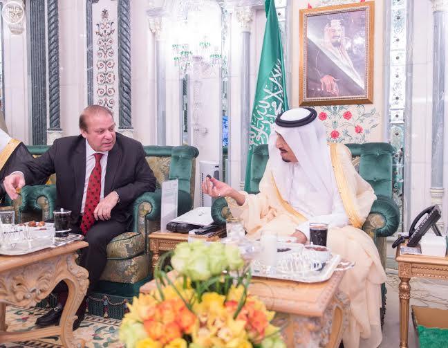 خادم الحرمين يبحث التطورات الإقليمية والدولية مع رئيس وزراء باكستان