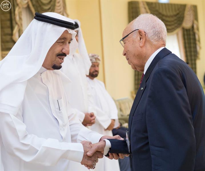 خادم الحرمين يقيم مأدبة غداء في مدينة الملك خالد العسكرية