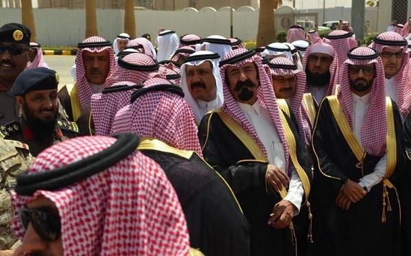 بالفيديو والصور.. أهالي منطقة الحدود الشمالية يودعون الأمير مشعل بن عبدالله 