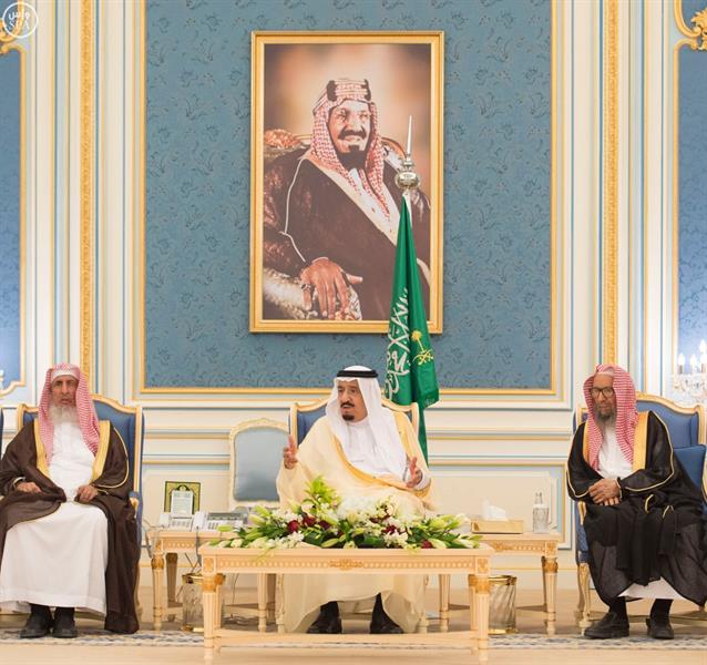 بالصور.. خادم الحرمين يستقبل عدد من الأمراء ومفتي عام المملكة وجموعاً من المواطنين