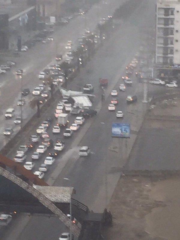 أمطار جدة تتسبب في سقوط لوحة إعلانية بطريق المدينة و