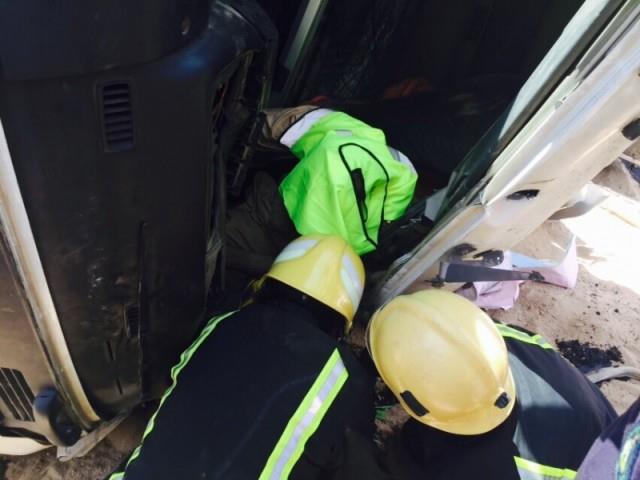 بالصور.. انقلاب شاحنة بنجران واحتجاز شخص داخلها