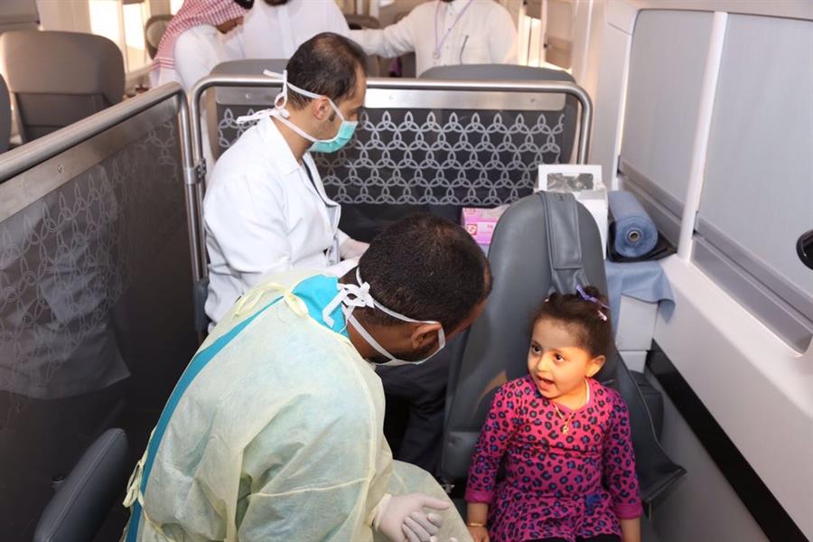 بالصور.. تقديم خدمات طبية لركاب رحلة قطار 