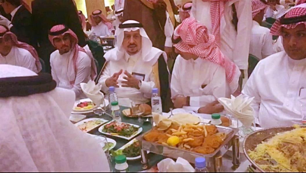 شاهد.. أمير الرياض يجلس بين الشباب بدلاً من مكانه المخصص له في الغداء المقام لملتقى شبابي
