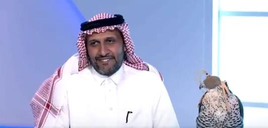 صقار أبكم يتغلب على إعاقته ويتواصل مع الصقور بلغة الإشارة