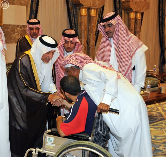 خالد الفيصل يستقبل بمنزله الأمير مقرن والمعزّين من أمراء ومسؤولين ومواطنين ووفود دول