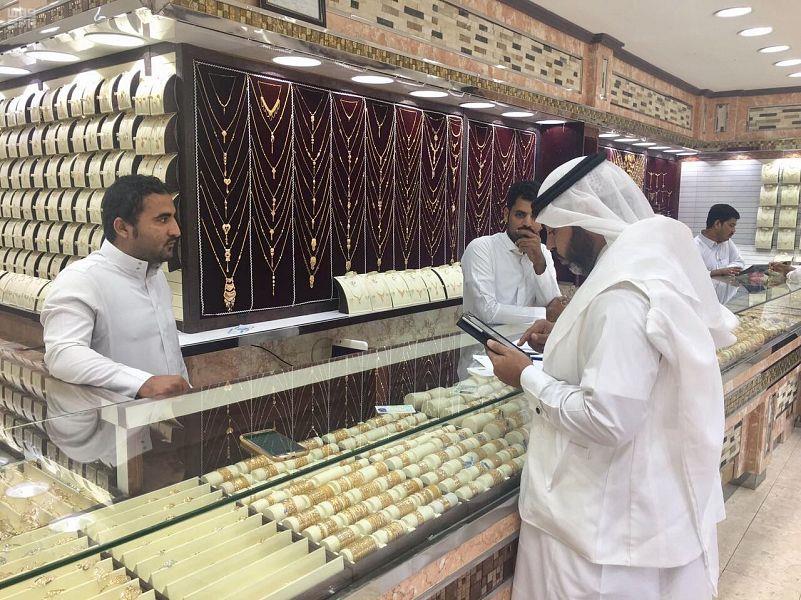 مكتب العمل بمحافظة أملج يكثف جولاته التفتيشية على محلات بيع المجوهرات