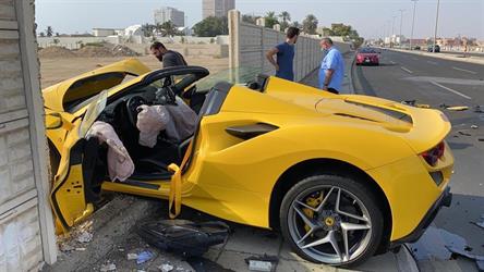 أخبار 24 تعرض إعلامي لحادث اصطدام أثناء تجربته لسيارة فيراري 2020 صور