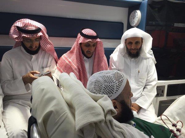 بالصور.. وصول عائض القرني إلى الرياض ونقله إلى مستشفى الحرس لاستكمال العلاج