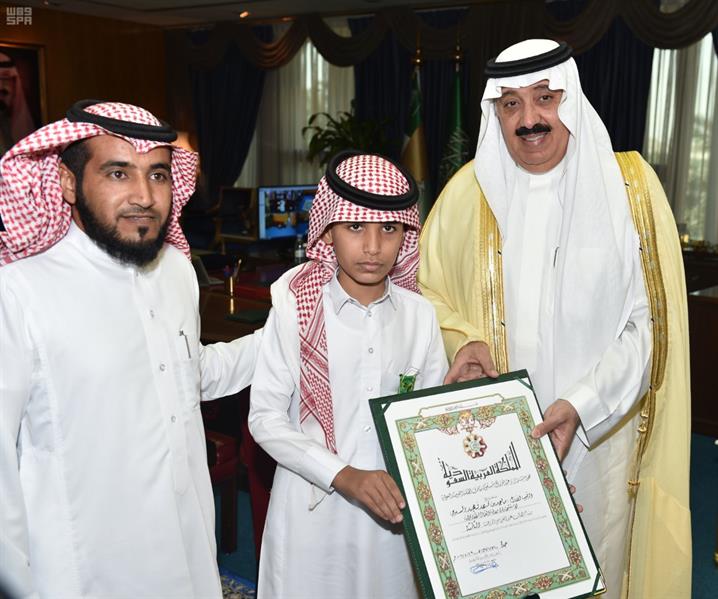 بالصور.. وزير الحرس الوطني يقلد ذوي شهداء الواجب وسام الملك عبدالعزيز