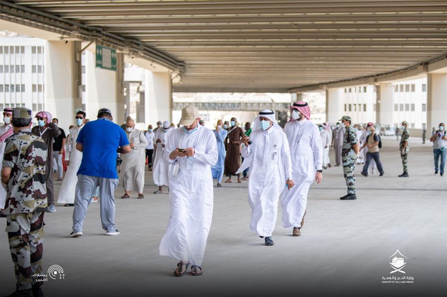 ضيوف الرحمن يرمون الجمرات الثلاث في أول أيام التشريق 