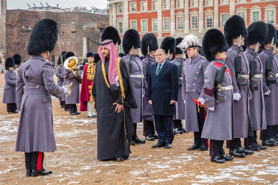 وزير الدفاع ونظيره البريطاني يستعرضان العلاقات الثنائية ويوقعان خطة التعاون الدفاعي بين البلدين