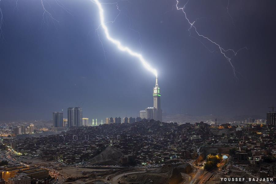 لحظة إصابة صاعقة رعدية قمة برج الساعة 