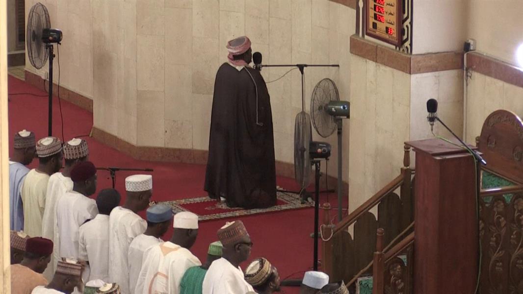 الموريتانيون يتقاطرون على المساجد بعد تخفيف تدابير العزل