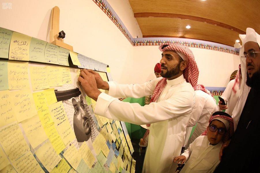 هذا ما كتبه أمير عسير على صورة الأمير منصور بن مقرن (صور)