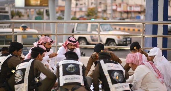 محافظ المجاردة يشارك رجال الأمن وجبة الإفطار في الميدان
