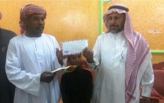 أمير حائل يكرّم سودانياً أنقذ طفلاً من السيول