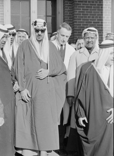 صور نادرة للملك سعود يغادر أحد المستشفيات الأمريكية قبل 58 عاماً 