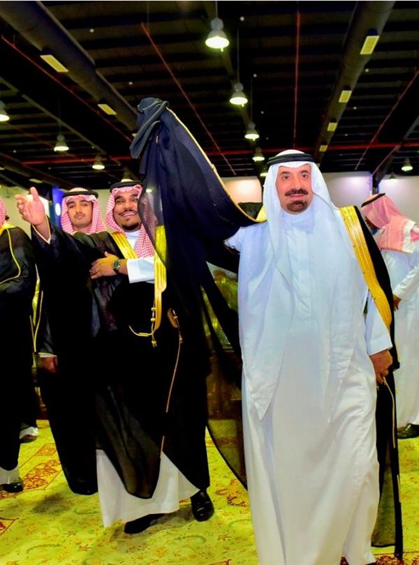 بالصور.. أمير نجران يقبّل أيادي ورؤوس أبناء الشهداء ويشارك أهالي المنطقة العرضة 