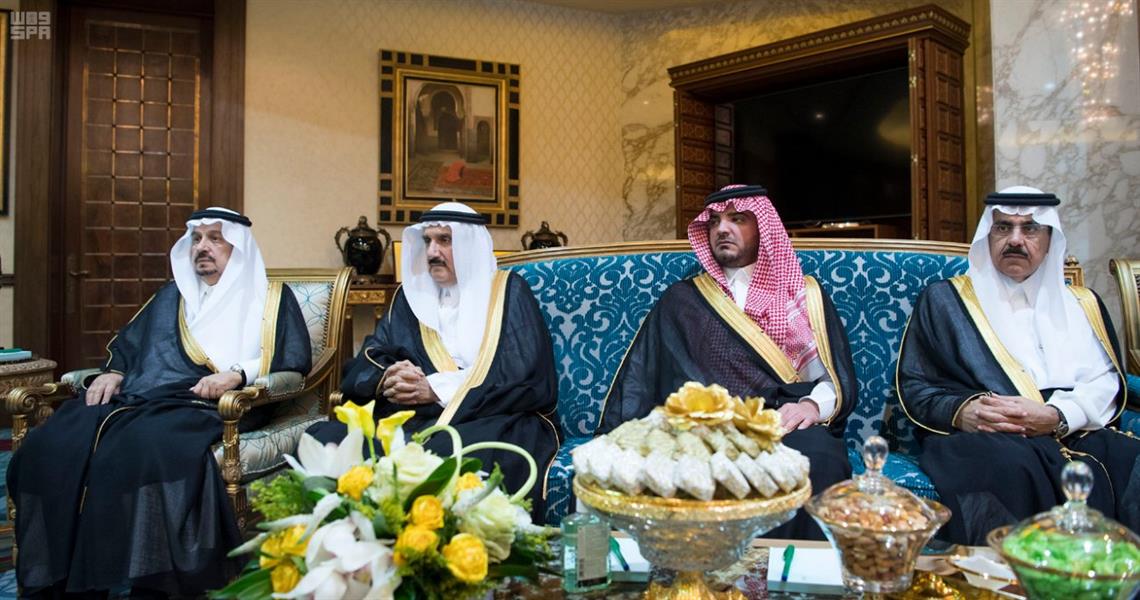 بالصور.. خادم الحرمين يستقبل رئيس فلسطين ويقيم مأدبة غداء تكريما له