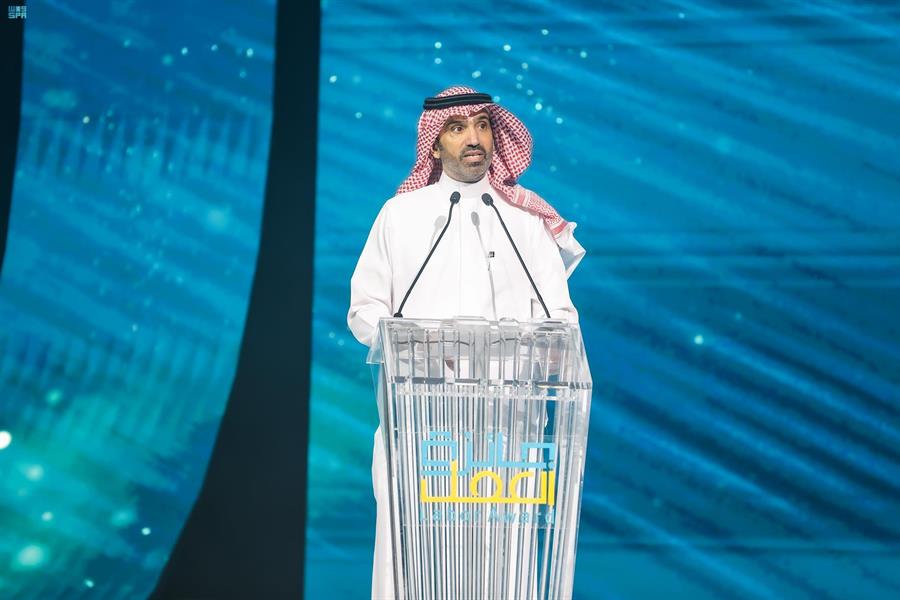 وزير "الموارد البشرية" يكرم 24 منشأة فائزة بجائزة العمل في نسختها الثانية 