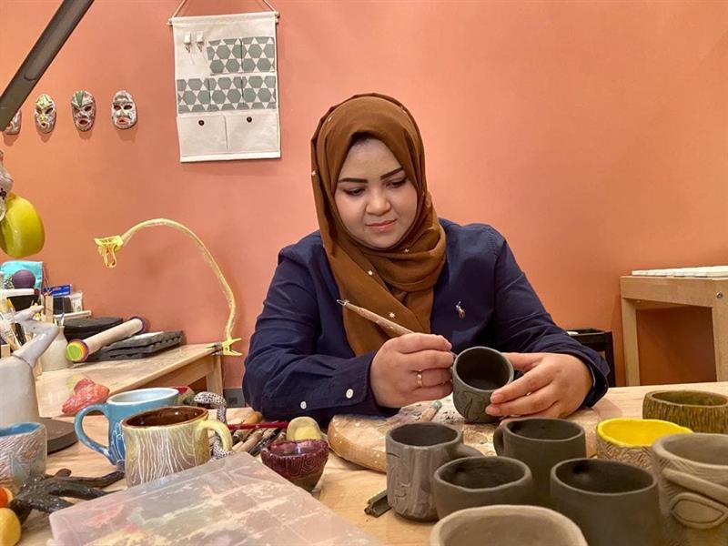 سعودية تبدع في صناعة أكواب الخزف بأشكال غير مألوفة سعودية تبدع في صناعة أكواب الخزف بأشكال غير مألوفة