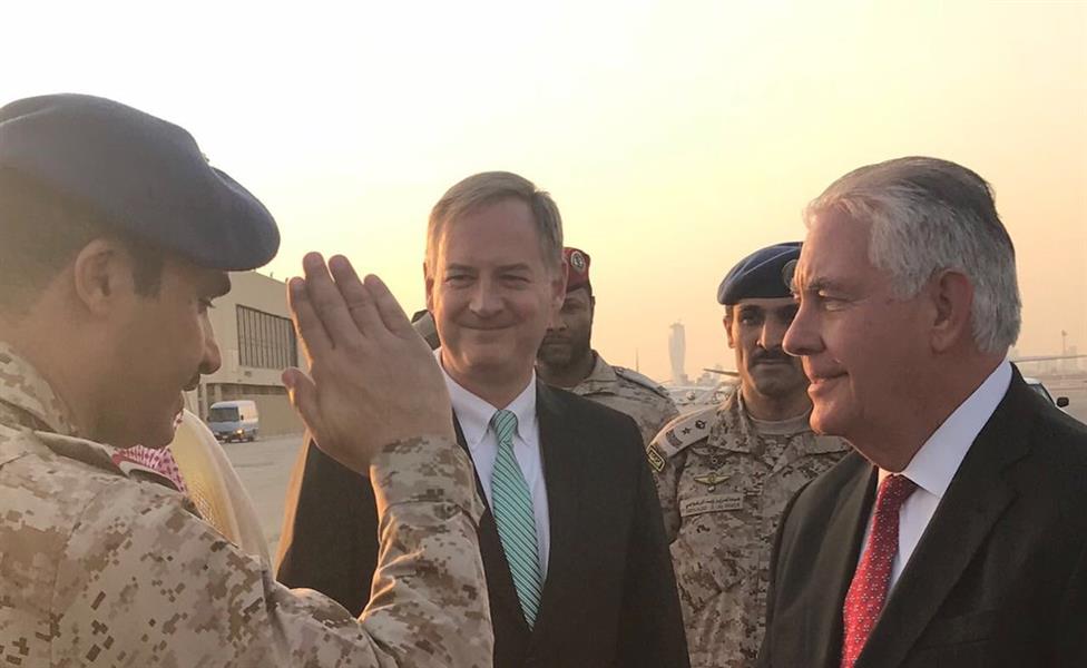بالصور.. وزير الخارجية الأمريكي يصل إلى الرياض