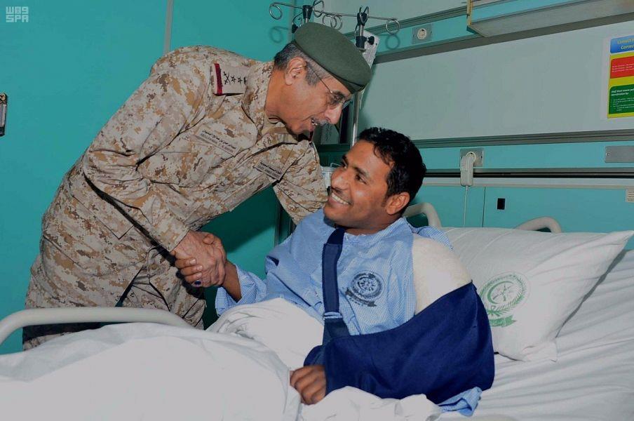 رئيس هيئة الأركان العامة يعايد مصابي القوات المسلحة رئيس هيئة الأركان العامة يعايد مصابي القوات المسلحة