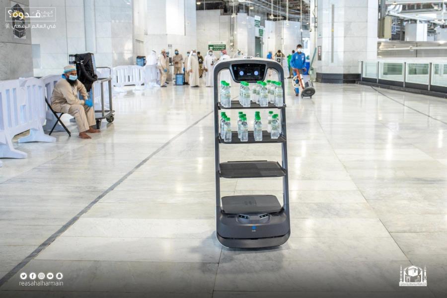 روبوت ذكي يوزع عبوات ماء زمزم داخل المسجد الحرام 