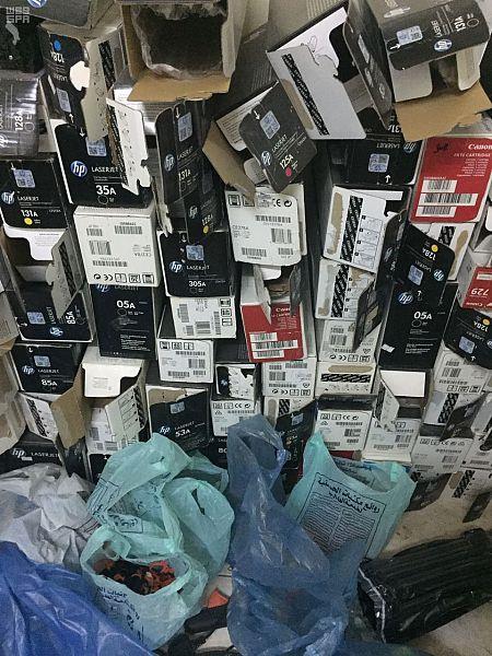 إغلاق مستودع لمستلزمات الكمبيوتر بالرياض بعد ضبط 30 ألف منتج مغشوش (صور)