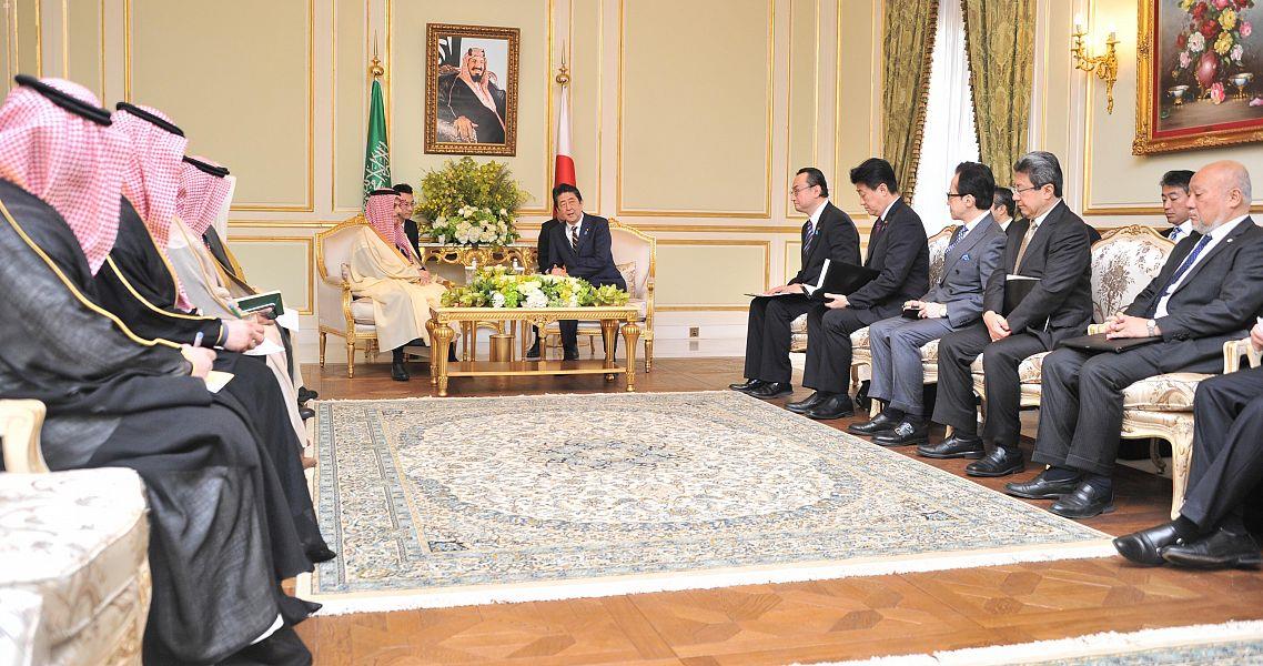 رئيس وزراء اليابان يستقبل وزير الخارجية