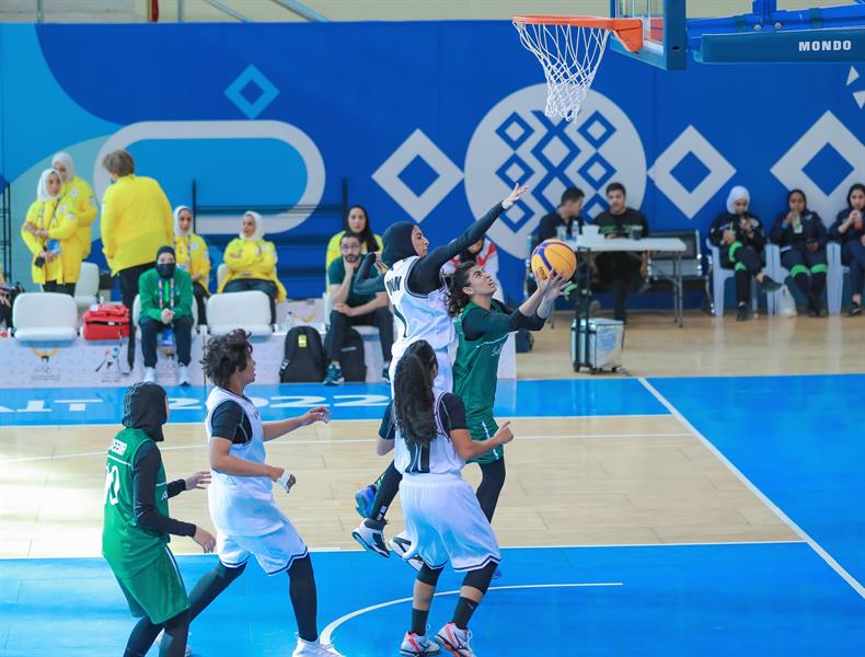 أخضر السيدات لكرة السلة يتأهل لنصف نهائي دورة الألعاب الخليجية