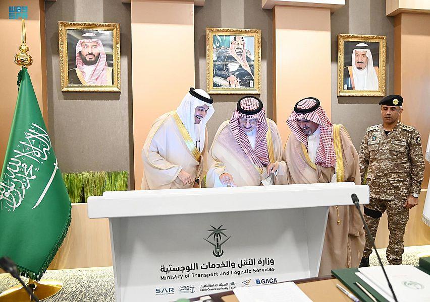 امير جازان يطلق المشاريع من مكتبه