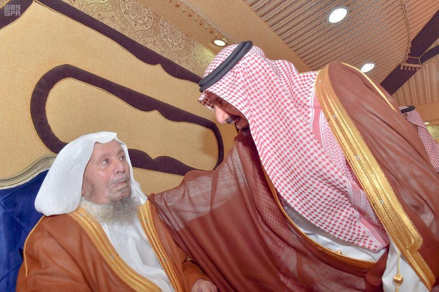 أمير نجران يطمئن على صحة الشيخ المكرمي