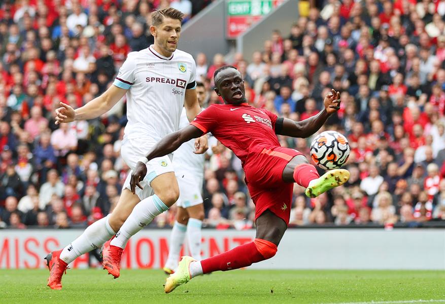 "ليفربول" يتصدر البريميرليغ مؤقتًا بثنائية في "بيرنلي"