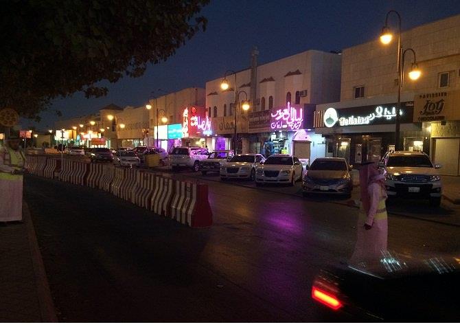 شبان سعوديون يتطوعون لتنظيم المرور