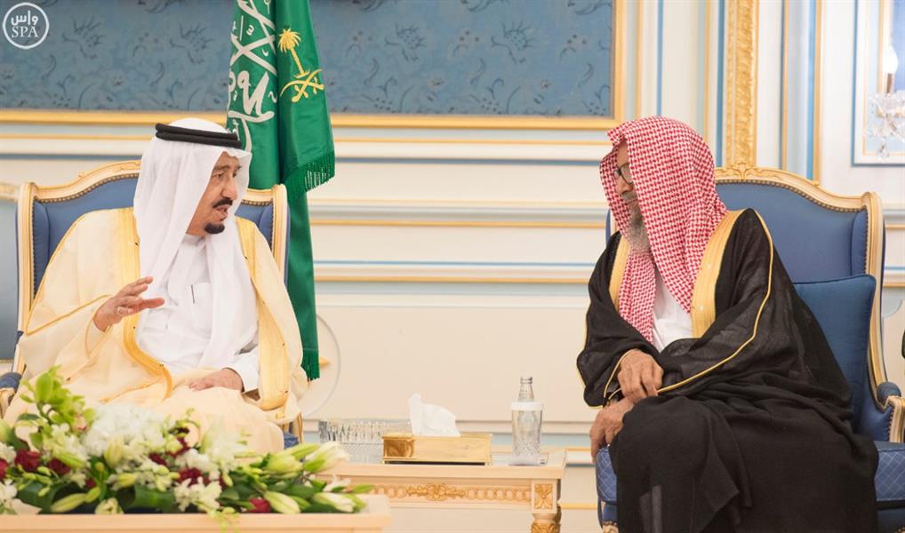 بالصور.. خادم الحرمين يستقبل عدد من الأمراء ومفتي عام المملكة وجموعاً من المواطنين