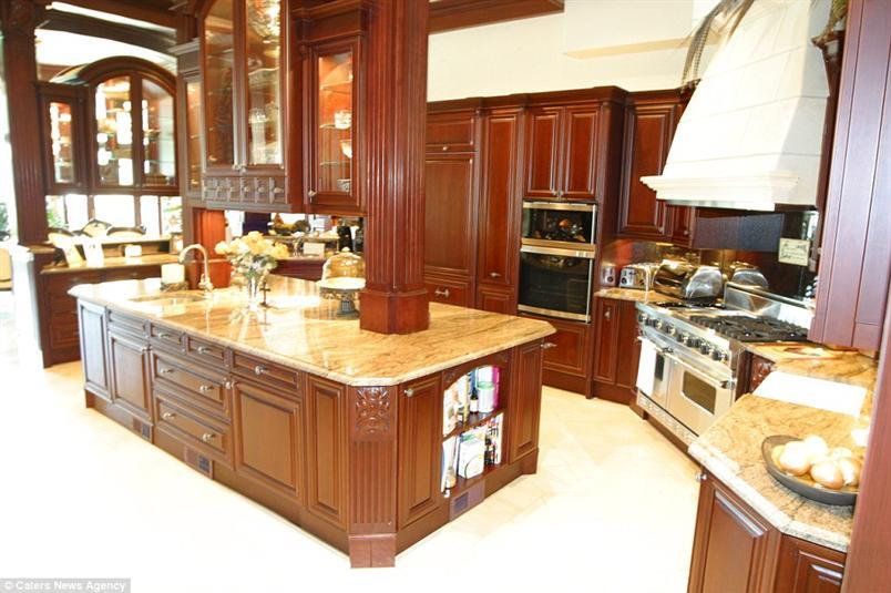 بالصور: عرض قصر فخم على شكل جيتار للبيع في أمريكا بالصور: عرض قصر فخم على شكل جيتار للبيع في أمريكا