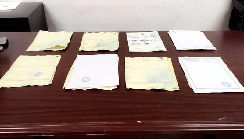 الإطاحة بوافد عربي يدير معملاً لتزوير وثائق وأختام جهات محلية وأجنبية