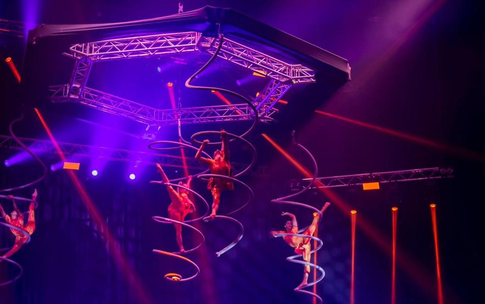 السيرك الغنائي العالمي ينتزع إعجاب زوار موسم الرياض