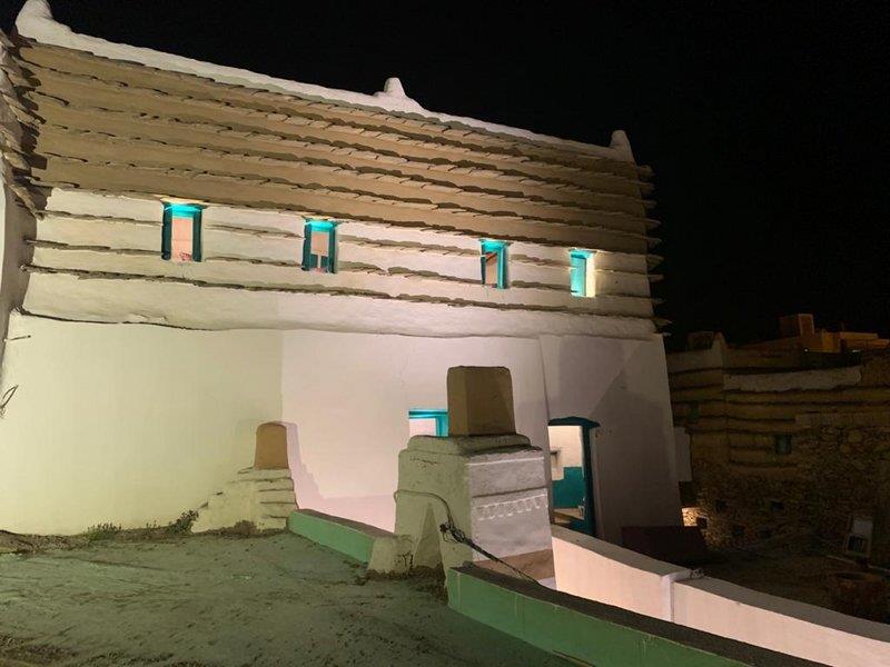 مواطن يتكفل بترميم أحد قصور الدولة السعودية الأولى على نفقته (صور) 