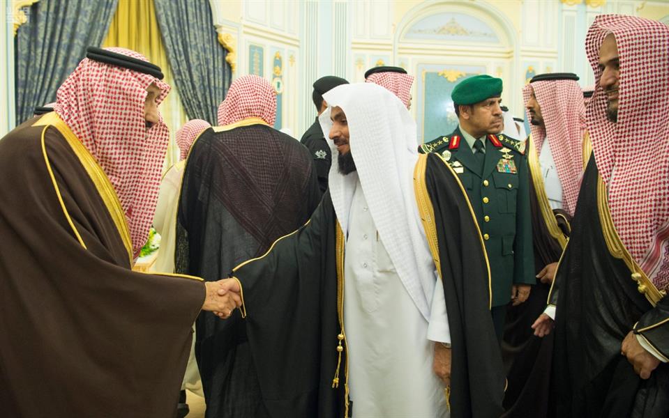 خادم الحرمين يستقبل عدد من الأمراء ومفتي المملكة وجمع من العلماء والمواطنين